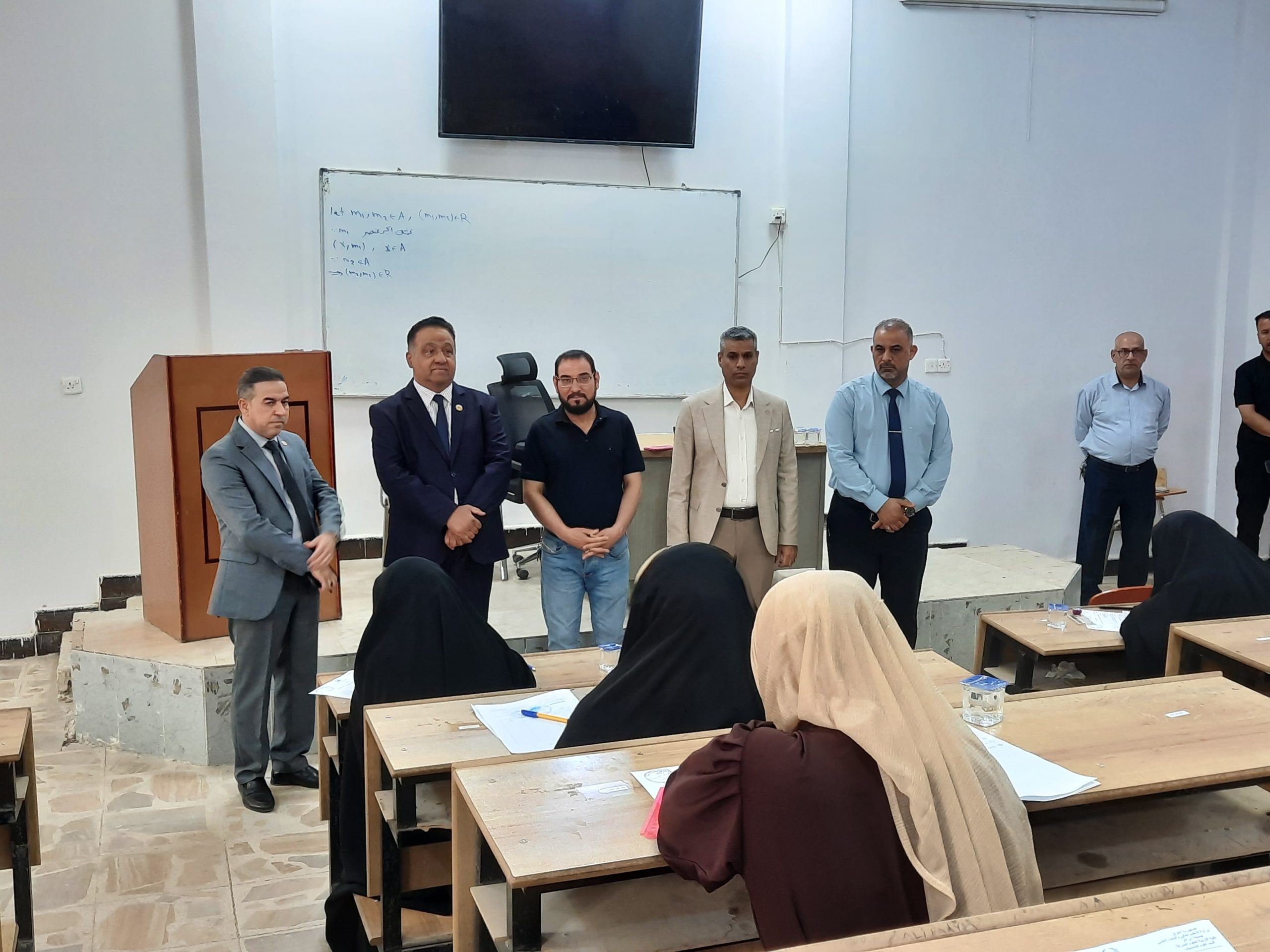رئيس جامعة ذي قار يتفقد عن سير الامتحانات في كلية التربية للعلوم الصرفة .